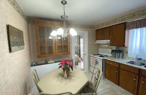 White Oaks House | COZY LONDON 5 BDRM HOME-MINS FROM ALL AMENITIES