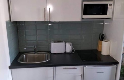 Hillrise Apartment | Cozy London Studio w/Private Bath & Kitchen - Budget-Friendly
