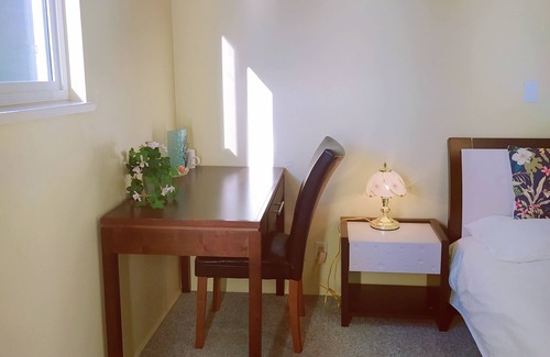 Richmond House | Cozy master bedroom with private bathroom & queen bed