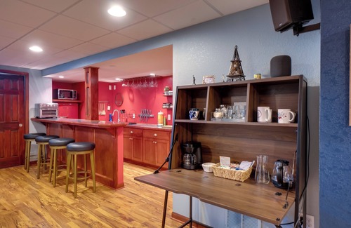 Milwaukee Apartment | Cozy Milwaukee Apartment w/Deck, 2 Mi to Airport!