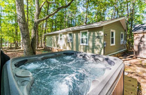 Berkeley Springs House | Cozy & Modern w Hot Tub, Fire Pit, Grill & Pond