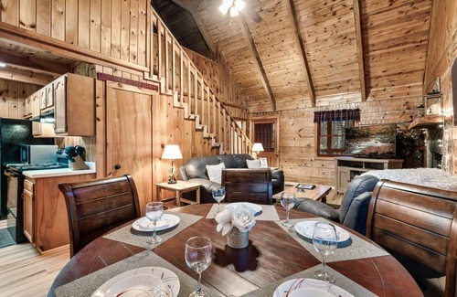 Gatlinburg - Pigeon Forge Cabin | Cozy Mountain Retreat w/hot tub, 5 mins to downtown strip