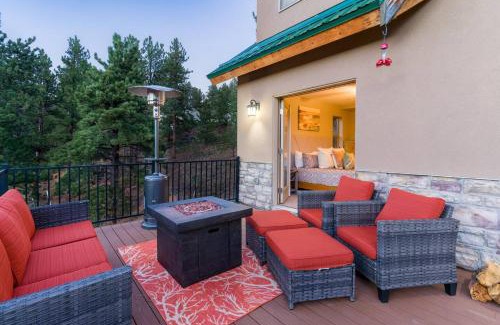 Bailey House | Cozy Mountain Retreat W Hot Tub & Decks