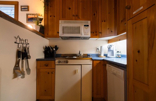 Ucluelet Cottage | Cozy Mountain View Cove-side Cottage & Sauna