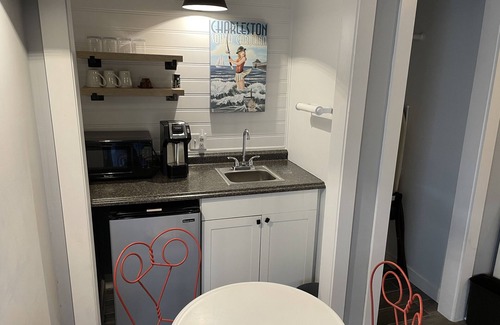 Mount Pleasant Apartment | Cozy Neighborhood One Bedroom. Minutes to the beach and downtown Charleston.