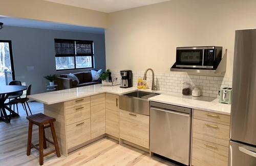 Guild House | Cozy & newly renovated/furnished ski home with fireplace. 5 min to Mt Sunapee!