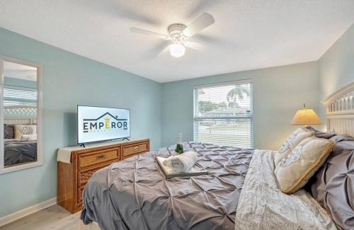 Marthas Vineyard House | Cozy Oasis Screened Pool, Picturesque Canal Views!