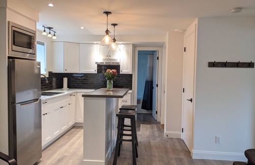 Sidney House | Cozy One-Bedroom Suite Close To The Ocean