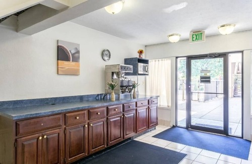 Edgewood Hotel | Cozy Pet-Friendly Room w/Complimentary Breakfast & Nearby Dining Options