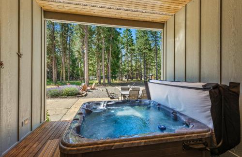Ronald House | Cozy Pine Cabin Pool Access