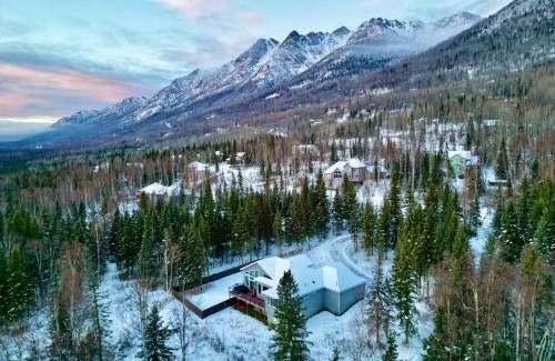 Eagle River House | Cozy Private Hot Tub, Luxe Views! Shiloh&harmony
