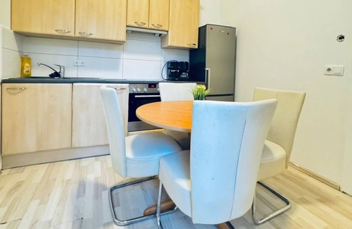 Floridsdorf Apartment | Cozy Private Room | Shared Flat Near FAC Platz