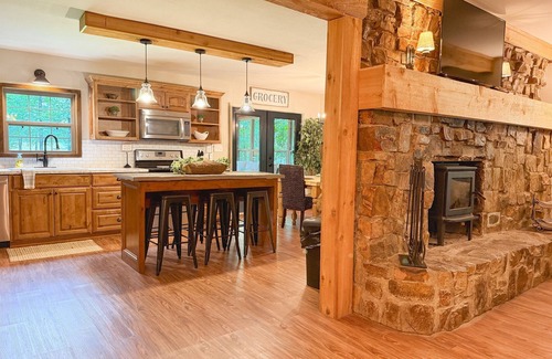 Smithville Other | Cozy & Private Smithville Retreat + Sunroom & Hot Tub