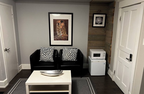 Upper Beaches Apartment | Cozy Private Studio Apartment with Private Outdoor Deck