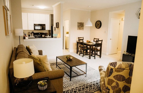 Novi Apartment | ⭐️Cozy&Quiet 2 bedroom. King bed Hot Tub Pool🐕⭐️