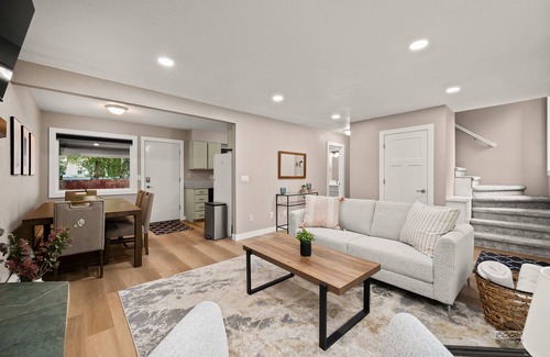 Rogers Park House | Cozy Remodeled Home UMED District