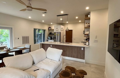 Hallandale Beach House | Cozy Renovated 2BR 1 Mile from Beach