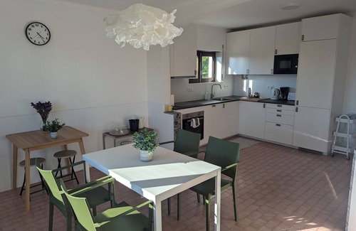 Ericeira House | Cozy Retreat 400m from the Beach (plus home gym, patio and garden)