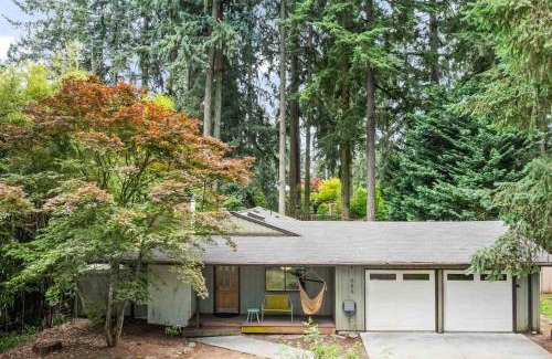 Oak Grove House | Cozy River Forest Retreat