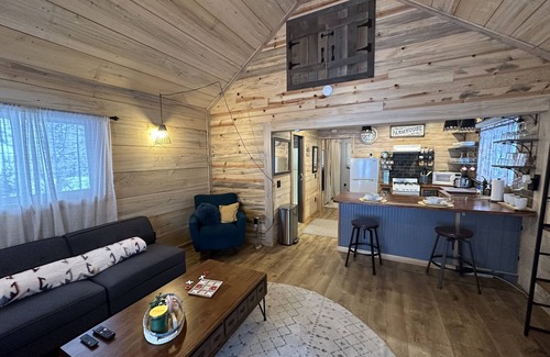 Knik-Fairview Cabin | Cozy Romantic Getaway Cabin