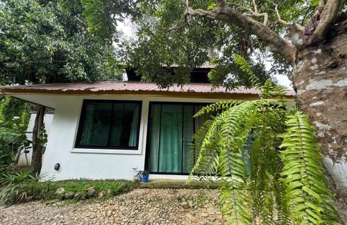 Mae On Villa | Cozy Romantic in Wildwood Cabin