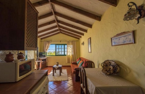 Isora Cottage | Cozy Rural House with Beautiful Views and BBQ for an Ideal Stay