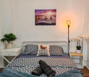 Campbellfield Apartment | Cozy Stays - 15 mins to Airport & 500m to Train