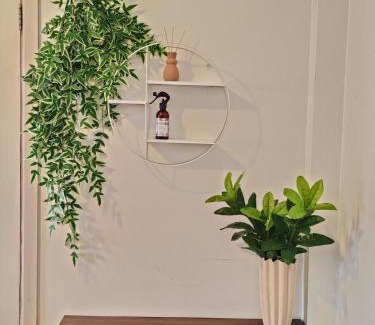 Campbellfield Apartment | Cozy Stays - 15 mins to Airport & 500m to Train