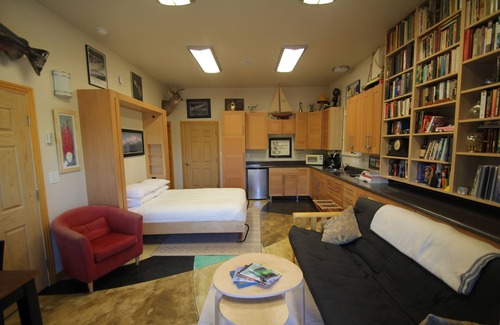 Badger Apartment | Cozy Studio apartment with a Courtyard