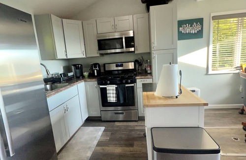 Cordova Apartment | Cozy studio apartment with waterfront view