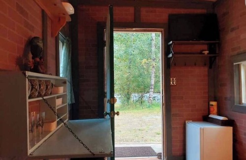 Knik-Fairview Cabin | Cozy studio cabin in Wasilla for a peaceful getaway