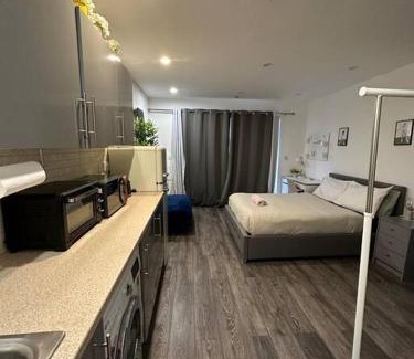 Raynes Park Apartment | Cozy Studio in Wimbledon