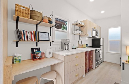 Woodstock Apartment | Cozy studio with WiFi and AC in walkable, safe Woodstock PDX neighborhood