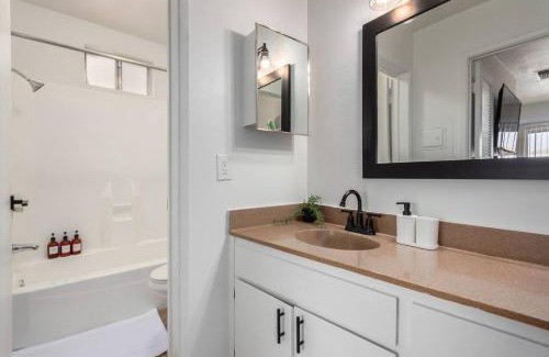 Los Olivos Apartment | Cozy Studiopoolkingbedbalconygym
