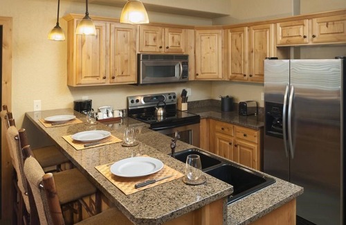 Park City Condo | Cozy Suite with Gas Fireplace | Pool + Hot Tub