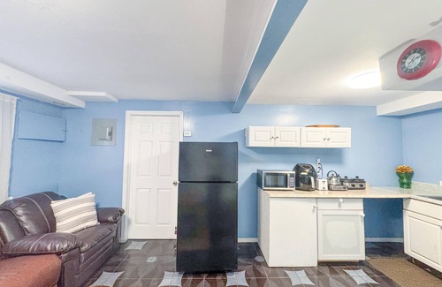 Queens Apartment | Cozy SUITE With Private Bathroom And Entrance Steps From Beach