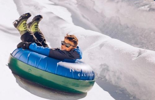 Kingswood Estates House | Cozy Tahoe Cabin 10 Minutes to Northstar Sleeps 10