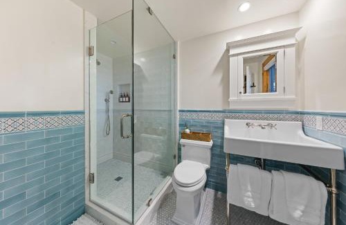 Kingswood Estates House | Cozy Tahoe Cabin 10 Minutes to Northstar Sleeps 10