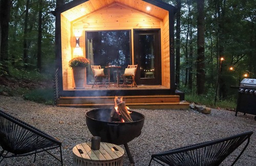 Sparta House | Cozy Tiny House Retreat Hot Tub & Fire Pit