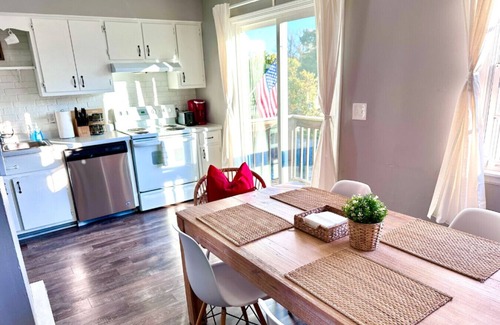 Yorkville Apartment | Cozy Townhome w/King Beds Fast WIFI Hiking Kayak