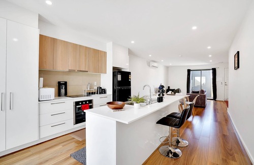 Werribee Apartment | Cozy Townhouse in Werribee centre