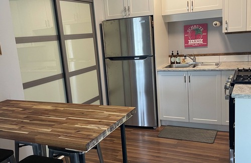 Courtenay House | Cozy Two Bedroom with Hot Tub