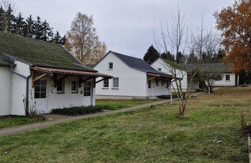 Gristow House | Cozy vacation bungalow for 2 with double bed