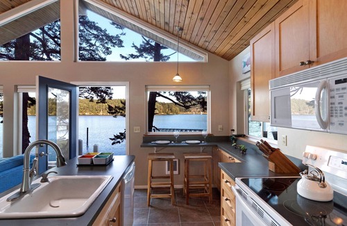 Friday Harbor Cabin | Cozy Waterfront Cabin! (GBH)