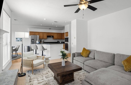 Carrollton House | Cozy4B2.5B|Lush Backyard for leisure|Fully furnished|Garage access #42456