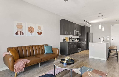 Pierson Place Historic District Apartment | CozySuites Paradise under the palm trees! 14