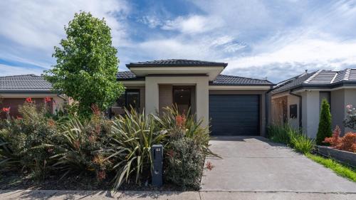 Cranbourne East Villa | Cranbourne Entire house 4bedroom