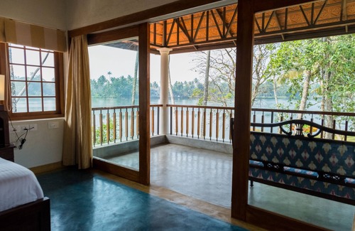 Puthenvelikara Hotel | Cranganor History Cafe Riverside Chateau