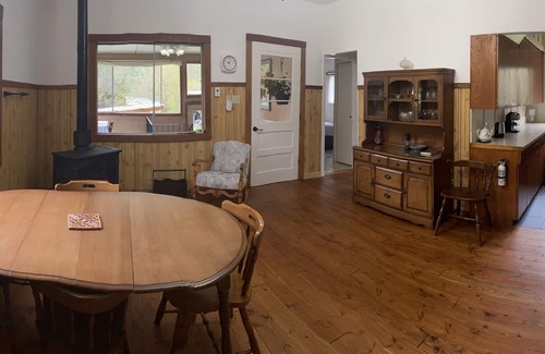 Courtenay House | Creekbanks Cottage - a nature-lover's retreat