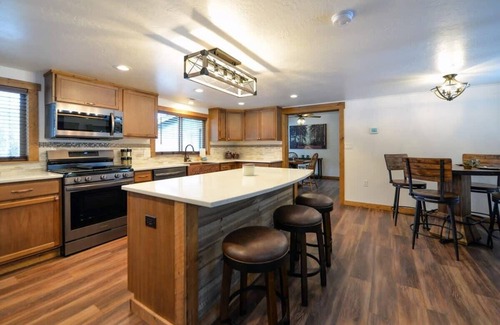 Coeur d'Alene House | Creekside Cabin - Quiet Cabin 23 Minutes from Town